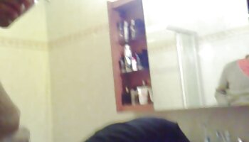 فاحشه جوان در یک باشگاه شبانه gangbang را امتحان می کند کوس کردن ناب