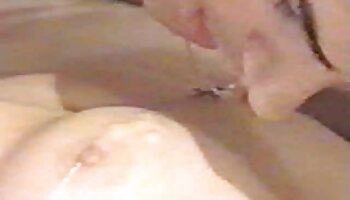 Milf زن و فیلم سوپر ناب شوهر نوجوان را در حال لمس روی مبل گرفت