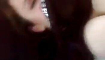 کارلی روی ویبراتور کوص ناب می نشیند و روشن می شود و به یک خروس سفت نیاز دارد